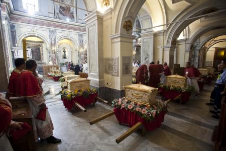 17 Settembre 2001 - Peregrinatio Urne dei Santi Padri Cavensi: dalla Madonna dell'Olmo al Duomo