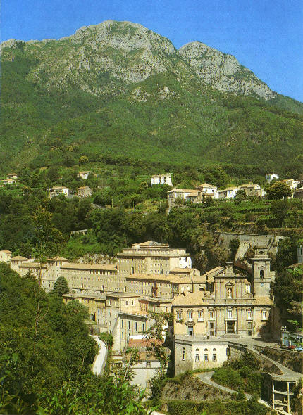 La Badia della Santissima Trinità con il monte Finestra